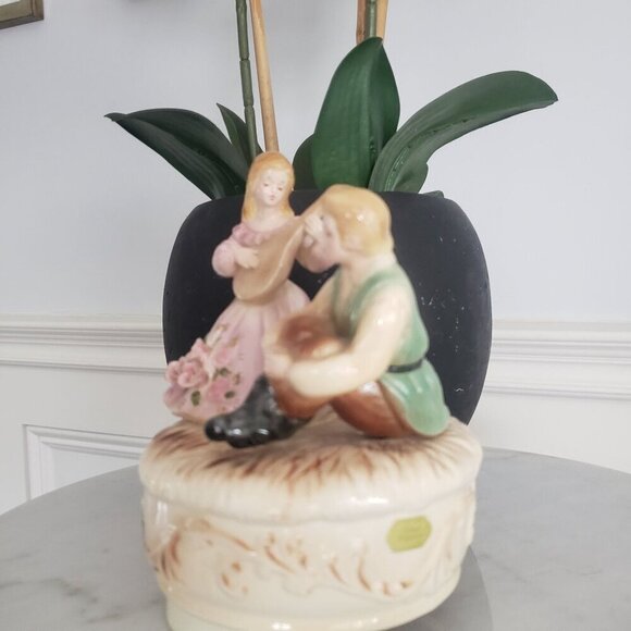 Vtg Josef Originals Loving Couple Ceramic Moving Figurine & Rotating Music Box - Picture 15 of 15